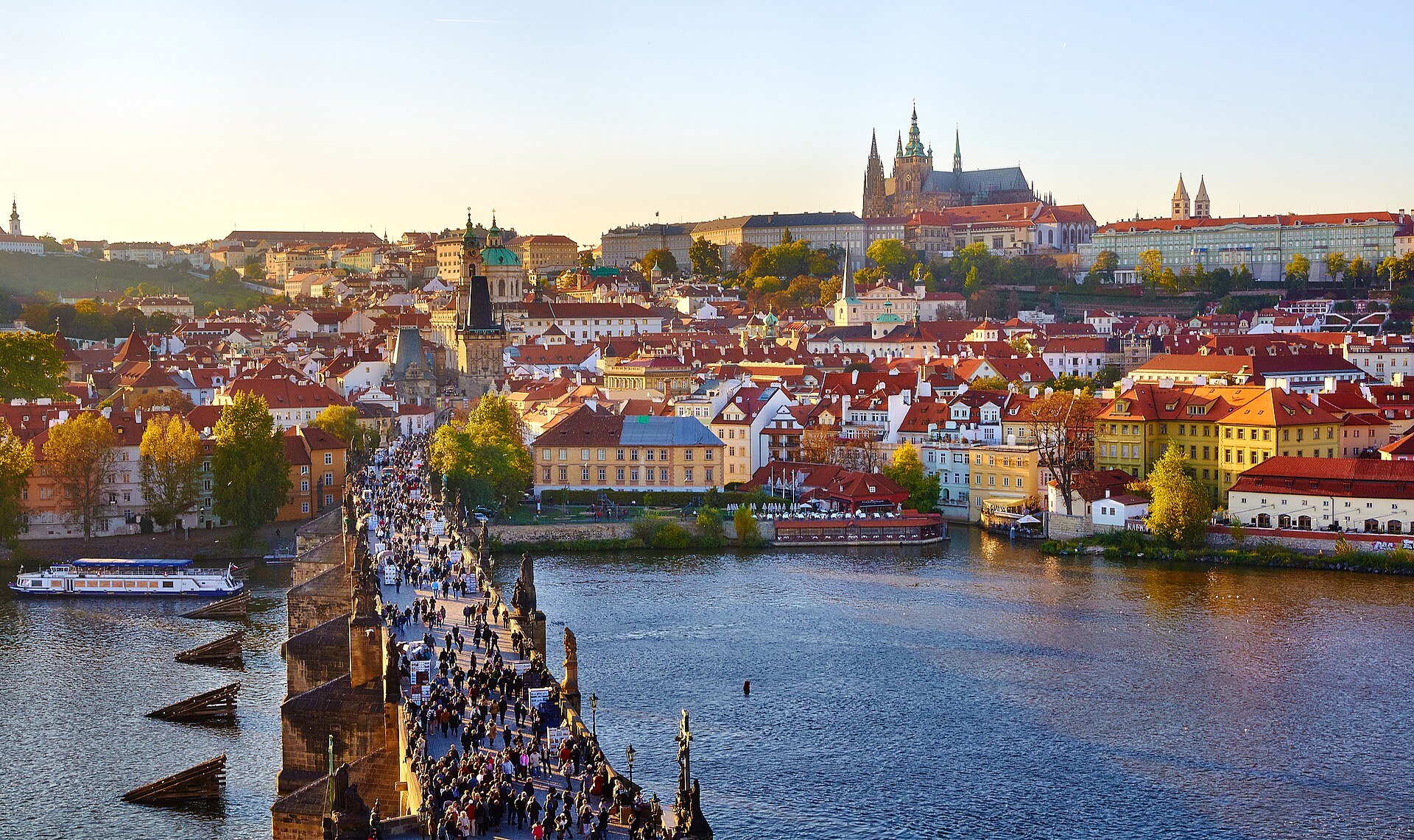 Pont Charles et château de Prague — location saisonnière à Prague